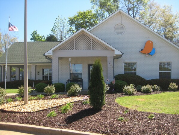 Front of property - InTown Suites Extended Stay Auburn AL - Auburn University (Auburn)