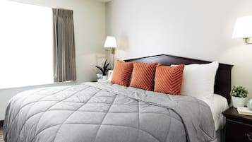 Escritorio y ropa de cama