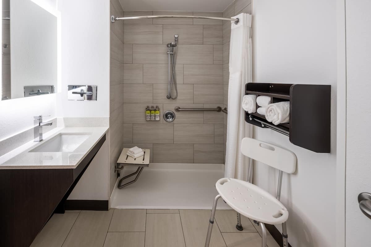 標準客房, 1 張特大雙人床, 無障礙 (Communication, Roll-In Shower) | 埃及棉床單、低過敏寢具、舒適加層、遮光布/窗簾