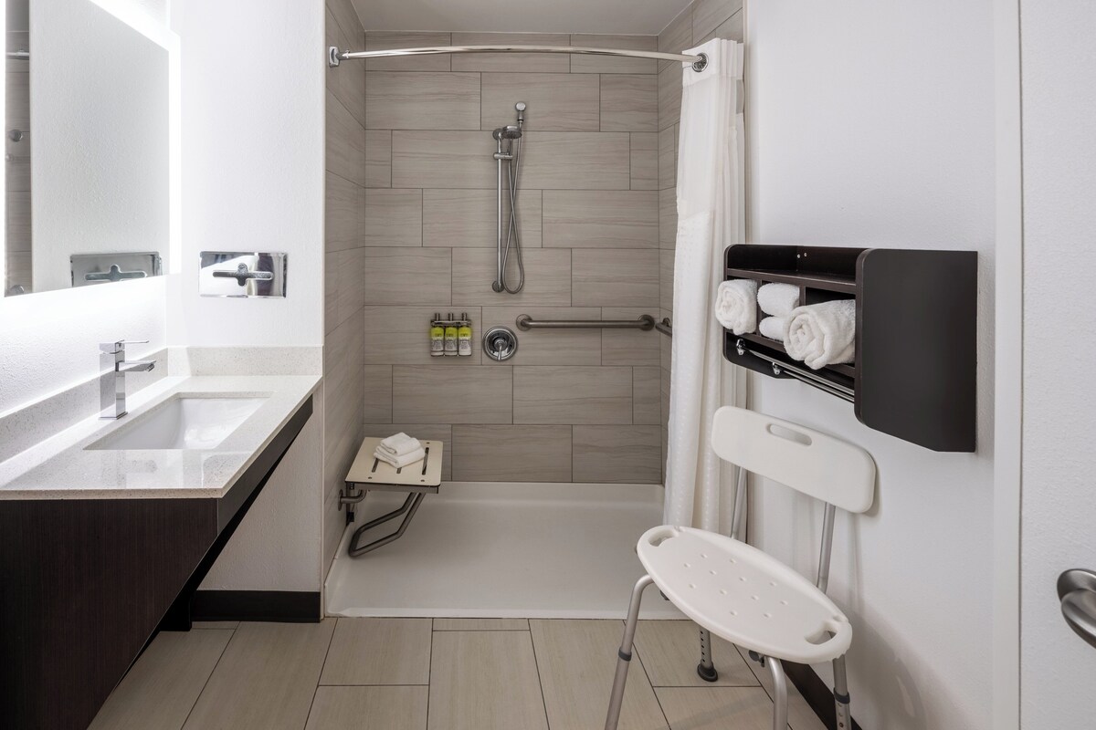 Kamar Standar, 1 Tempat Tidur King, akses difabel (Communication, Roll-In Shower) | Seprai katun Mesir, seprai antialergi, dan bantalan ekstra lembut