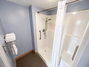 Zimmer, barrierefrei | Badezimmer | Duschwanne, Haartrockner, Handtücher