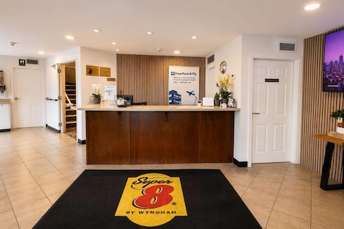 Super 8 by Wyndham Lake Country/Winfield Area