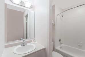 Kombinasi shower/bathtub, pengering rambut,  dan handuk