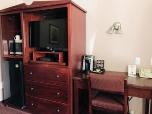 Standard Room, 1 Queen Bed | Desk, laptop workspace, blackout curtains, iron/ironing board