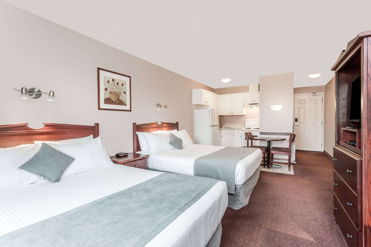 Efficiency, Room, 2 Queen Bed, Non Smoking | Escritorio, espacio para trabajar con laptop y cortinas blackout