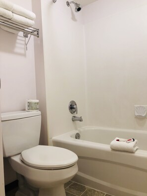 Kombinasi shower/bathtub, pengering rambut,  dan handuk