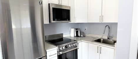 Comfort Room, 1 King Bed, Non Smoking (Efficiency) | Private kitchen | Fridge, microwave, coffee/tea maker, cookware/dishes/utensils