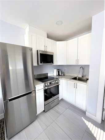 Comfort Room, 1 King Bed, Non Smoking (Efficiency) | Private kitchen | Fridge, microwave, coffee/tea maker, cookware/dishes/utensils