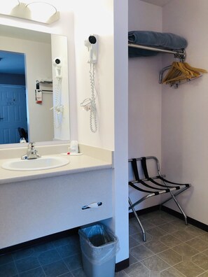 Kamar Standar, 1 Tempat Tidur Queen | Kamar mandi | Kombinasi shower/bathtub, pengering rambut,  dan handuk