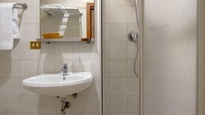 Shower, towels - Hotel Urbis (Rome)