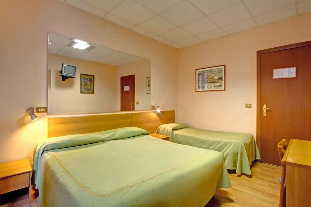Camera tripla, bagno condiviso | Una cassaforte in camera, una scrivania, Wi-Fi gratuito