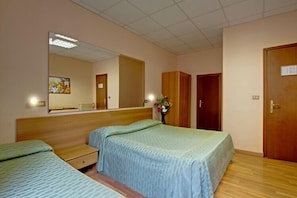 Triple Room, Private Bathroom | In-room safe, desk, free WiFi - Hotel Urbis (Rome)