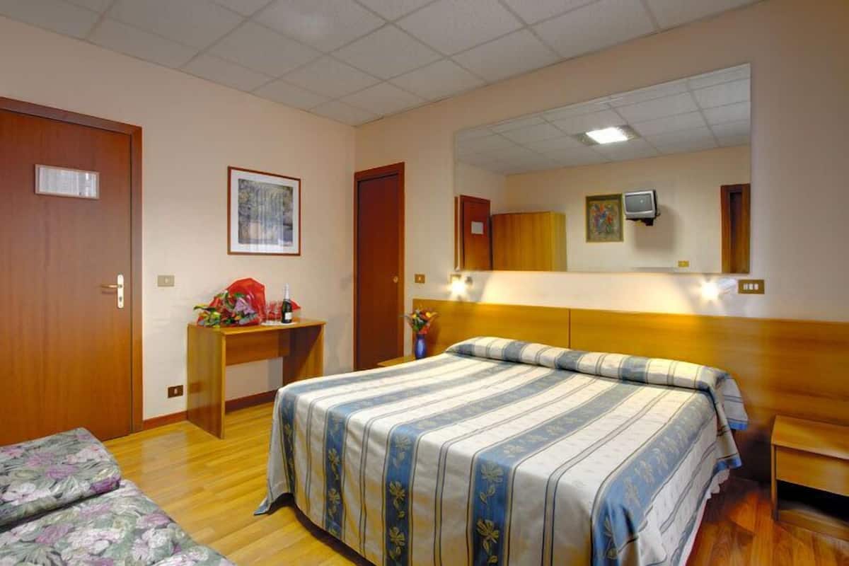 Camera doppia, bagno privato | Una cassaforte in camera, una scrivania, Wi-Fi gratuito