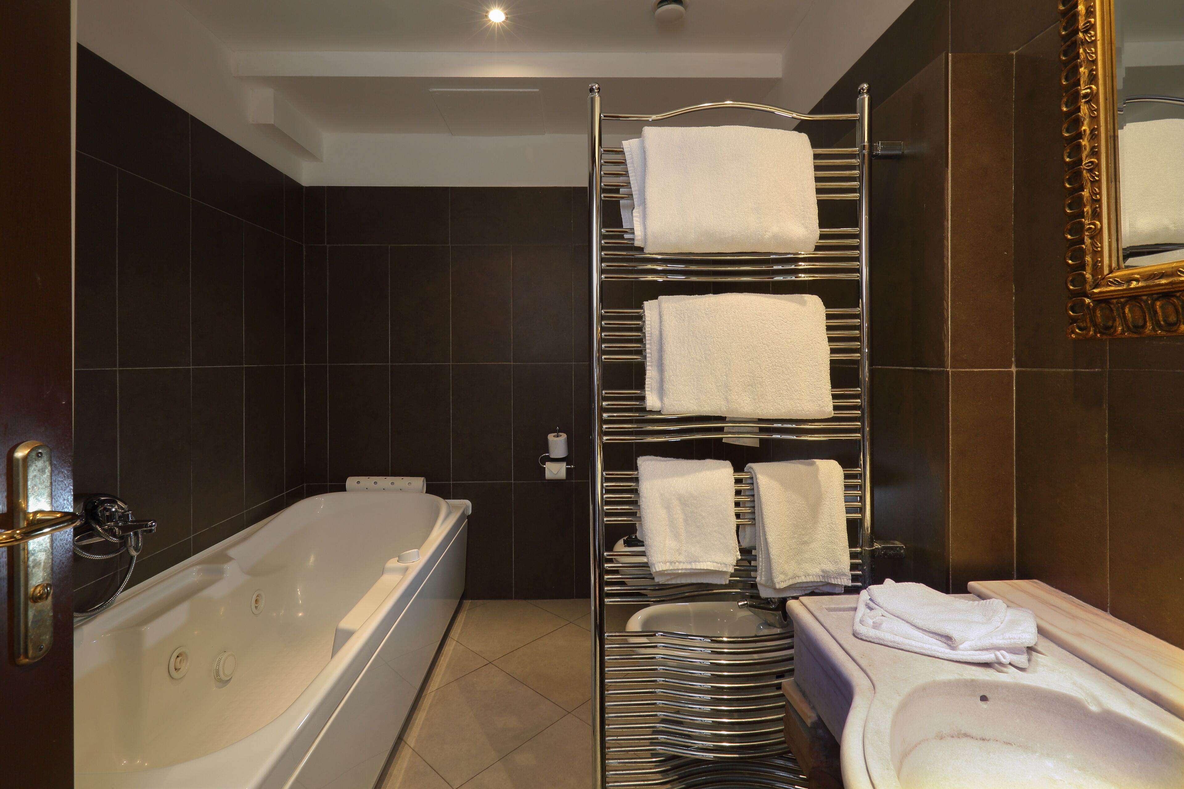 deluxe room, hot tub | bathroom | shower, free toiletries, hair dryer, bathrobes