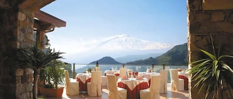 Colazione, aperto a pranzo e cena, cucina locale, con tavoli all'aperto 