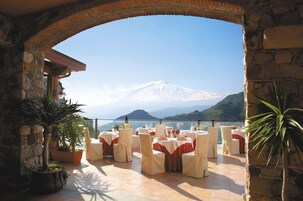 Frokost, lunsj og middag serveres, lokale retter, uteservering 