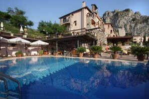 Seasonal outdoor pool, open 9:30 AM to 7:30 PM, pool umbrellas - Hotel Villa Sonia (Castelmola)