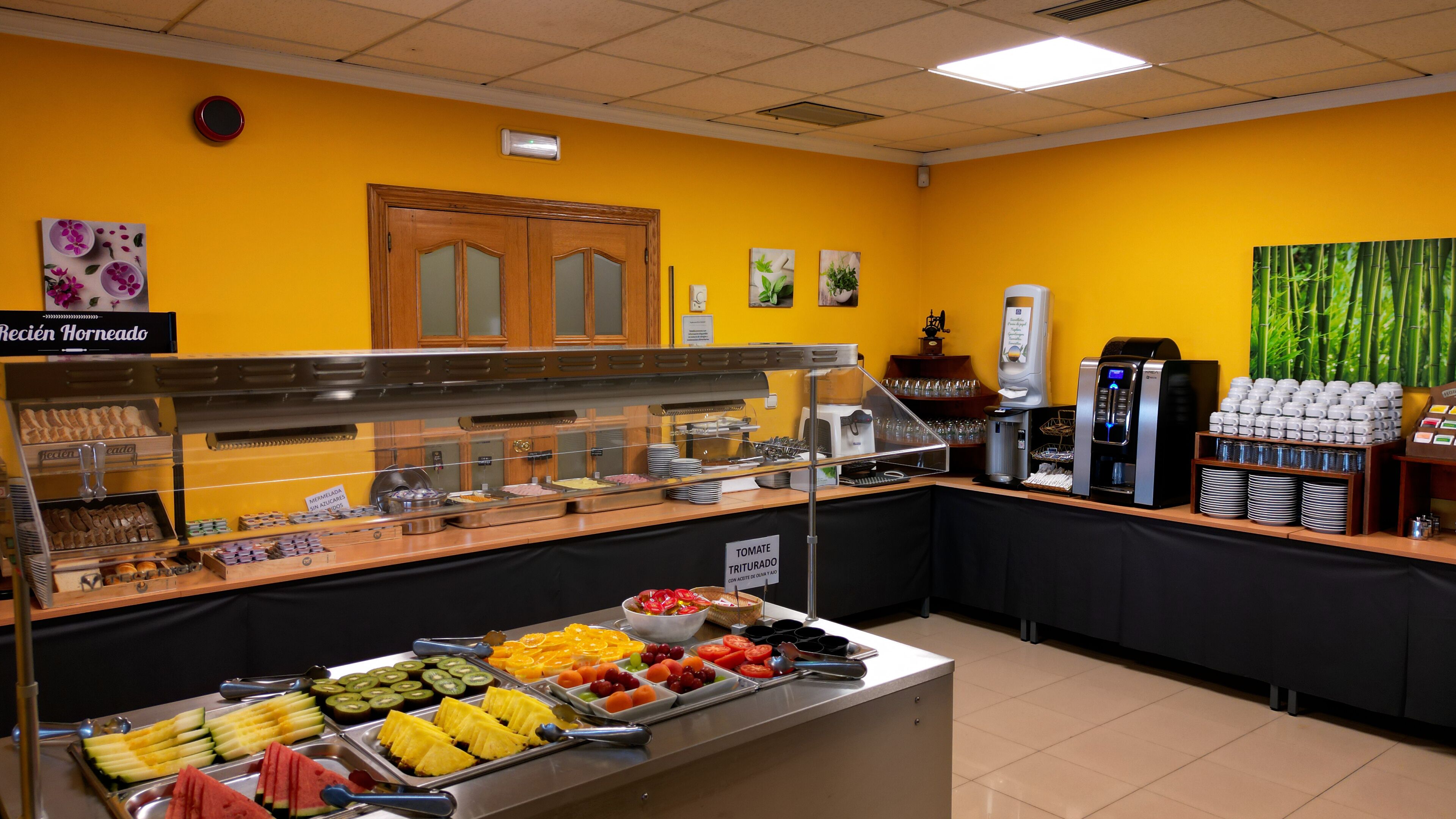 Zona de bufé con diferentes opciones de comida y una estación de café.