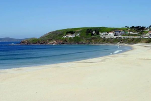 Beach nearby, white sand, beach bar
