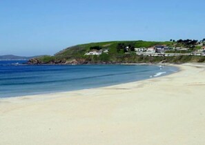Beach nearby, white sand, beach bar