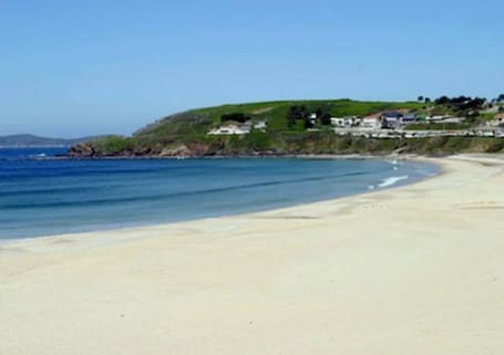 Una playa cerca, arena blanca, bar en la playa. Hotel Oca Vermar