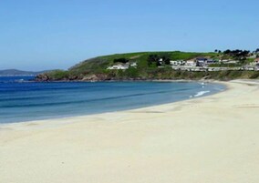 Una playa cerca, arena blanca, bar en la playa