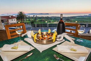 Se sirven desayunos, almuerzos y cenas; con vista al mar