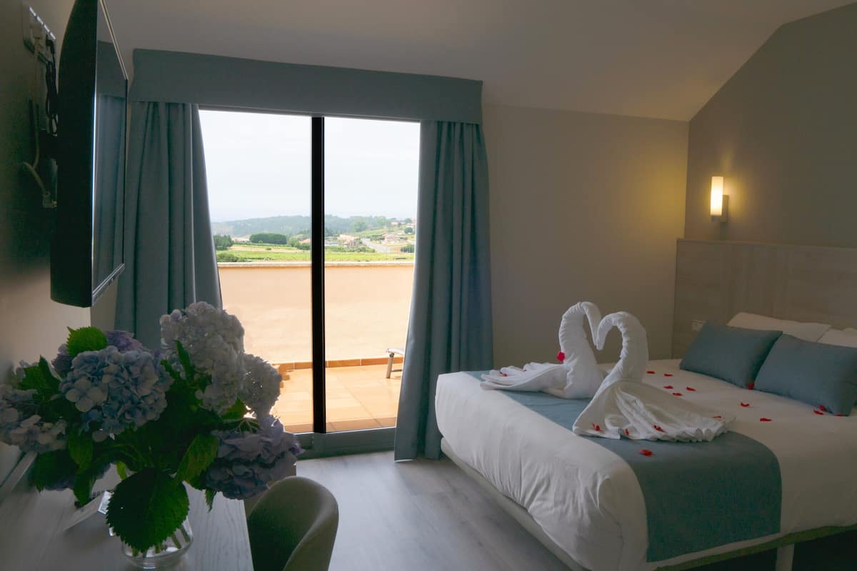 Deluxe Room | In-room safe, desk, laptop workspace, blackout curtains