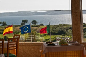 Se sirven desayunos, almuerzos y cenas; con vista al mar