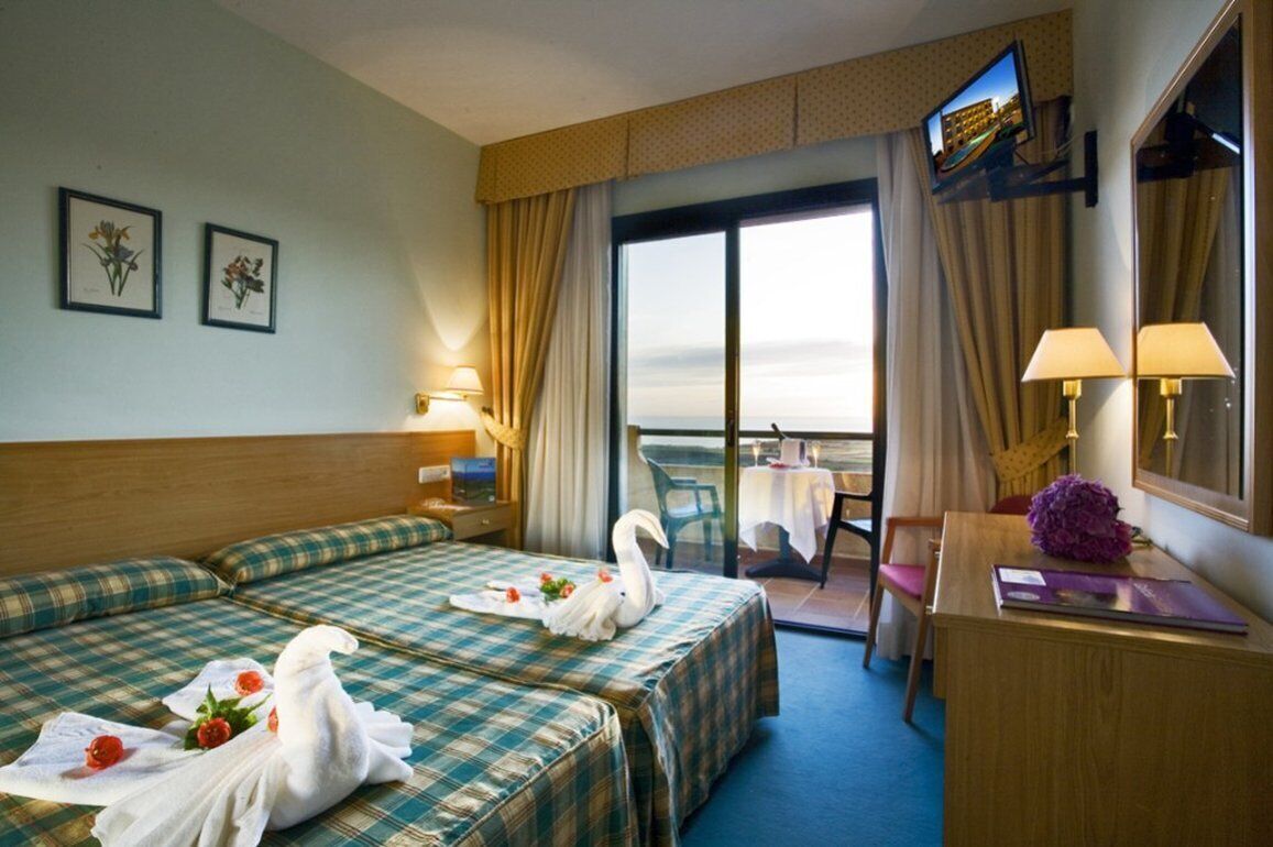 standard room, 2 single beds, sea view | in-room safe, desk, laptop workspace, blackout curtains