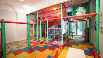 Área de juegos infantiles bajo techo