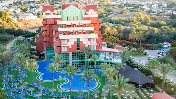 Een binnenzwembad, 2 buitenzwembaden en parasols bij het zwembad