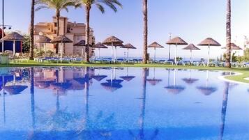 Una piscina cubierta, 2 piscinas al aire libre, sombrillas, tumbonas