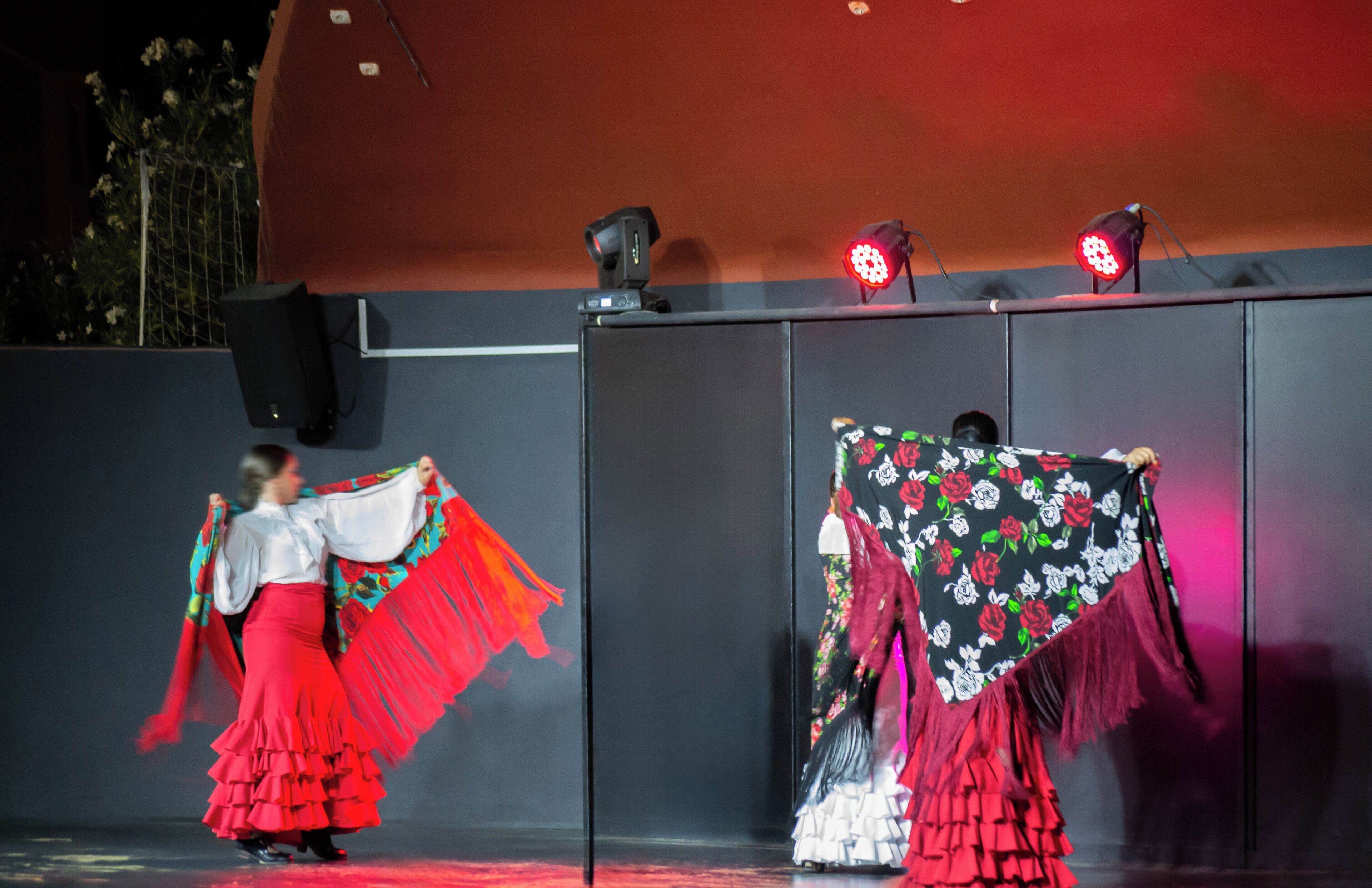 Un escenario con dos artistas vestidos con traje tradicional.