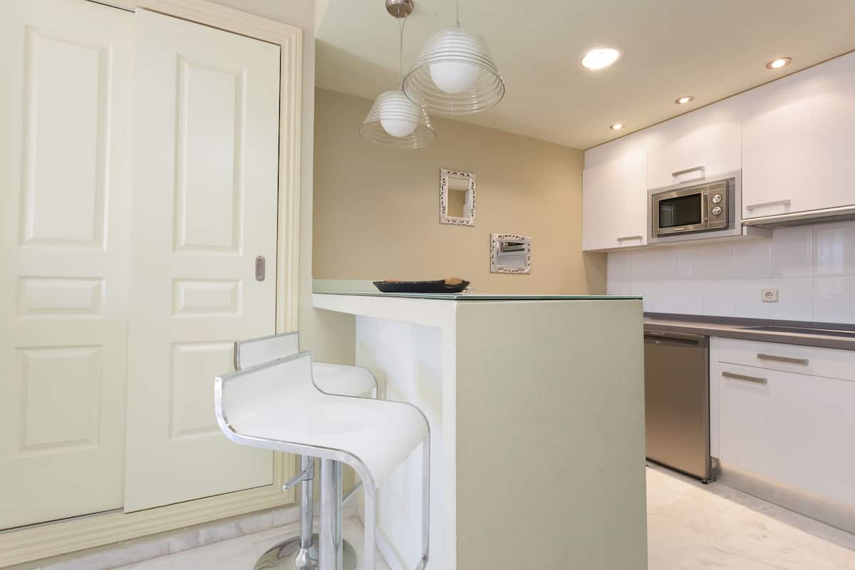 Private kitchen | Mini-fridge, microwave, coffee/tea maker, electric kettle