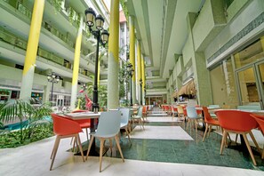 Petit déjeuner, déjeuner et dîner servis sur place