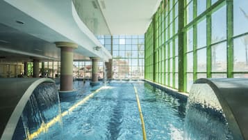 Un sauna, una bañera de hidromasaje, baño turco, baño turco/hammam