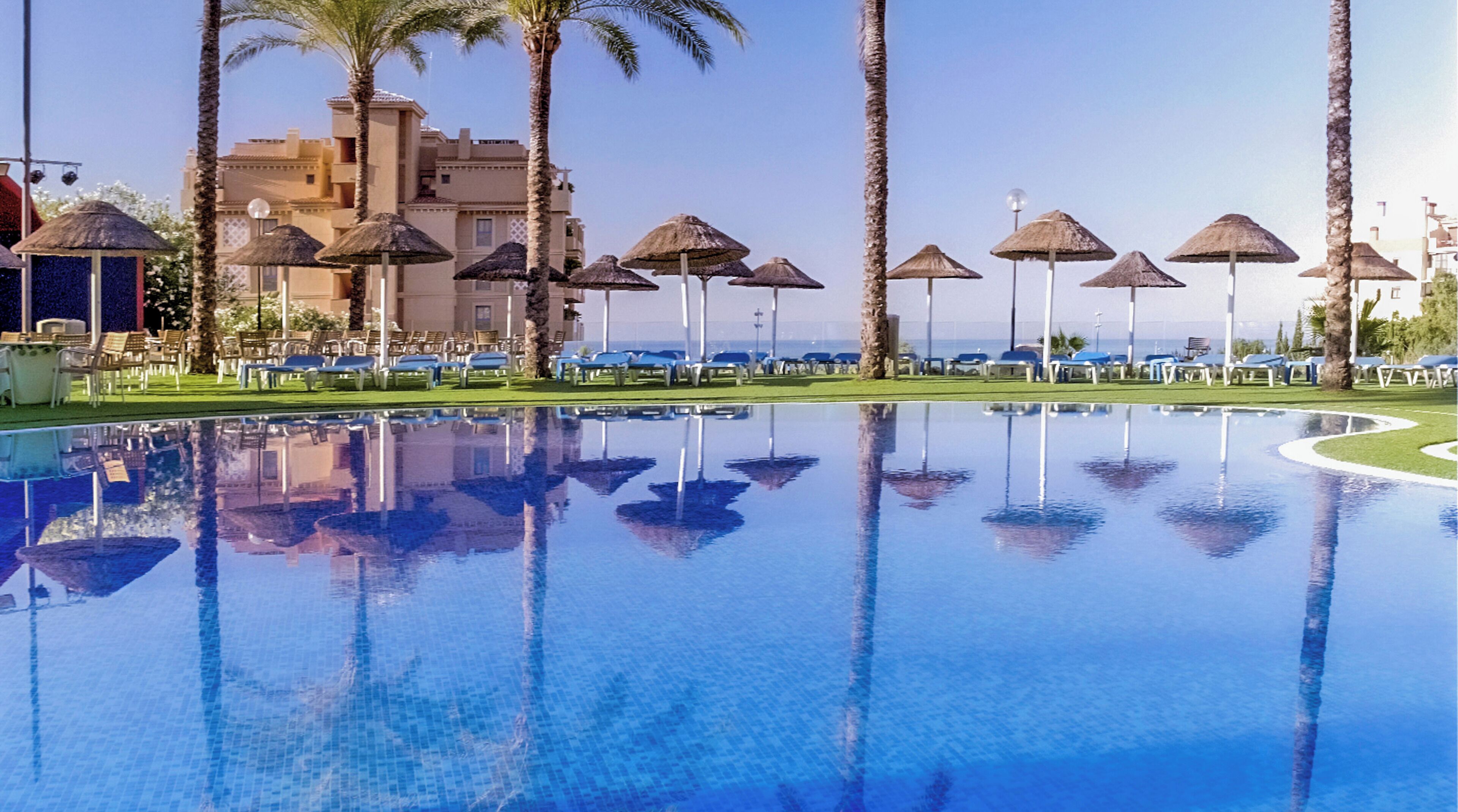 Hồ bơi trong nhà, 2 hồ bơi ngoài trời, dù/ô trên bãi biển/hồ bơi 