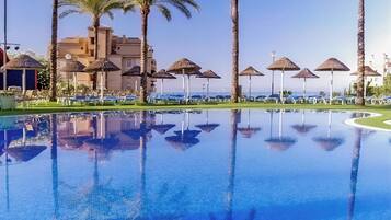 Hồ bơi trong nhà, 2 hồ bơi ngoài trời, dù/ô trên bãi biển/hồ bơi