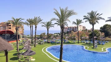 Hồ bơi trong nhà, 2 hồ bơi ngoài trời, dù/ô trên bãi biển/hồ bơi