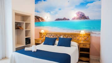 Escritorio, cortinas blackout, wifi gratis y ropa de cama