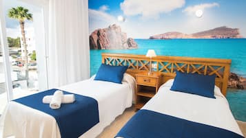 Escritorio, cortinas blackout, wifi gratis y ropa de cama