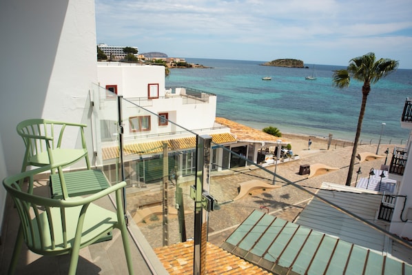 Phòng đôi hoặc 2 giường đơn, quang cảnh biển | Bàn, màn/rèm cản sáng, truy cập Internet không dây miễn phí