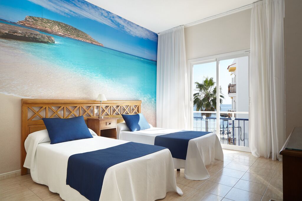 مكتب وستائر تعتيم وواي فاي مجانًا وملاءات أسرّة