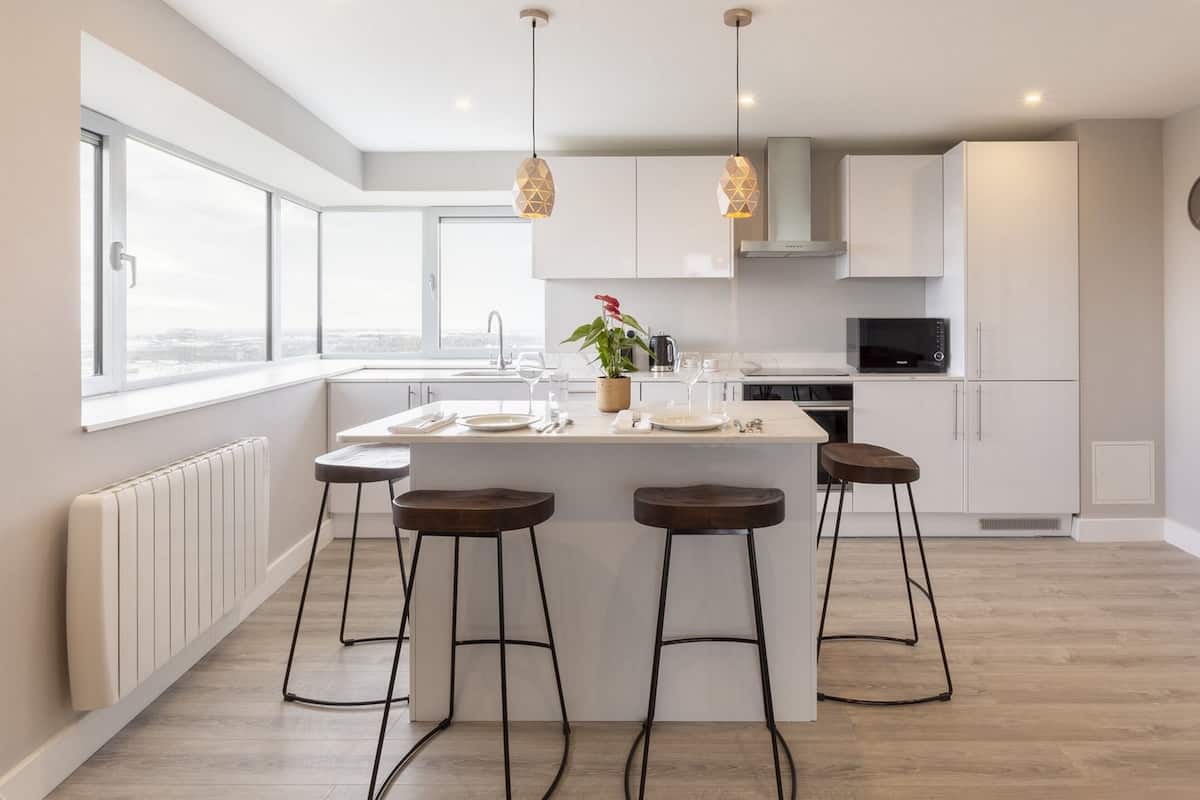 Appartement, 2 tweepersoonsbedden, uitzicht op stad | Woonruimte | Een ledtelevisie