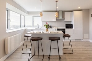 Apartamento, 2 camas dobles, vistas a la ciudad | Zona de estar | Una televisión LED
