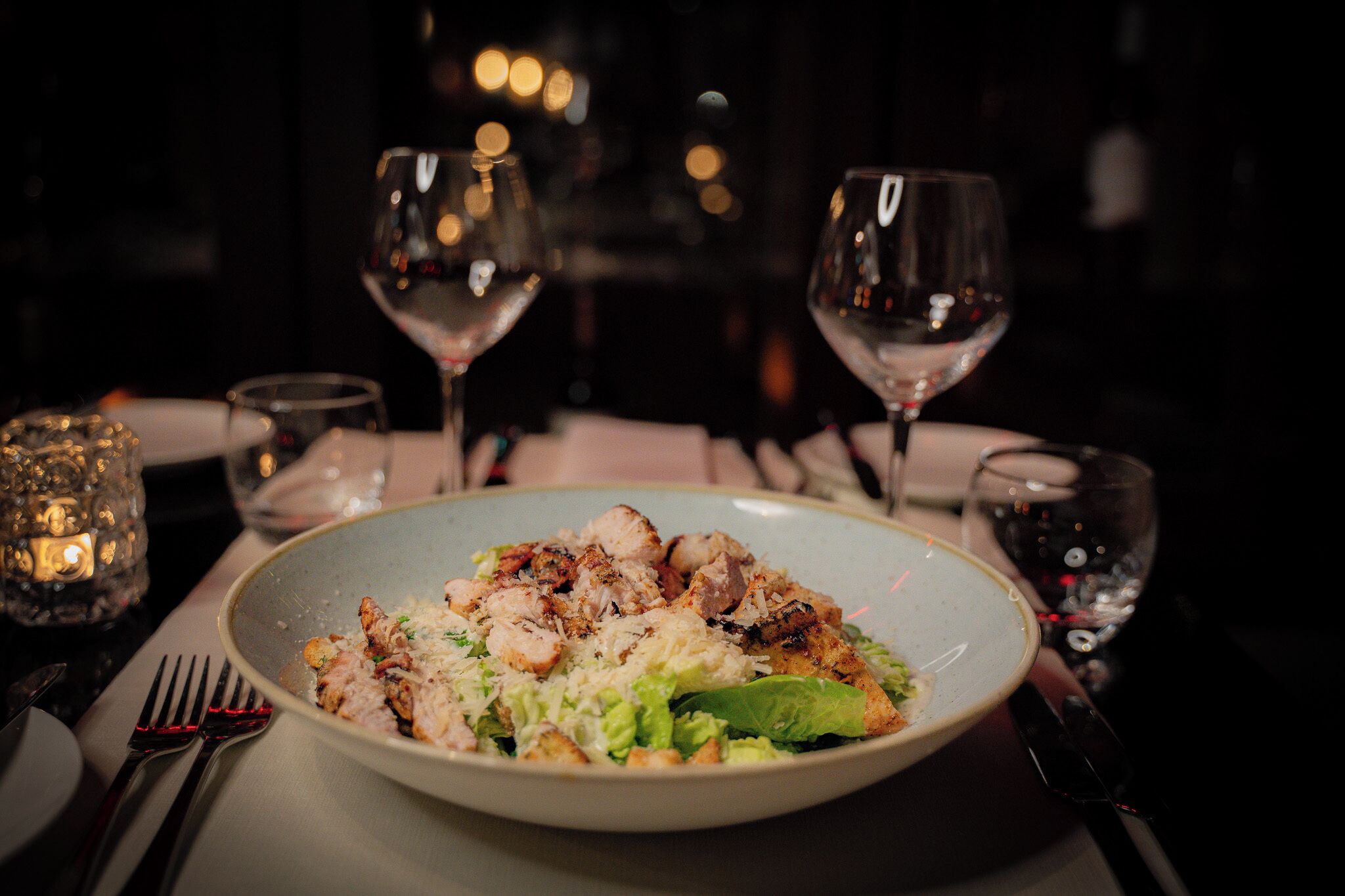 Ein Teller Essen mit Gabel und Messer auf dem Tisch.