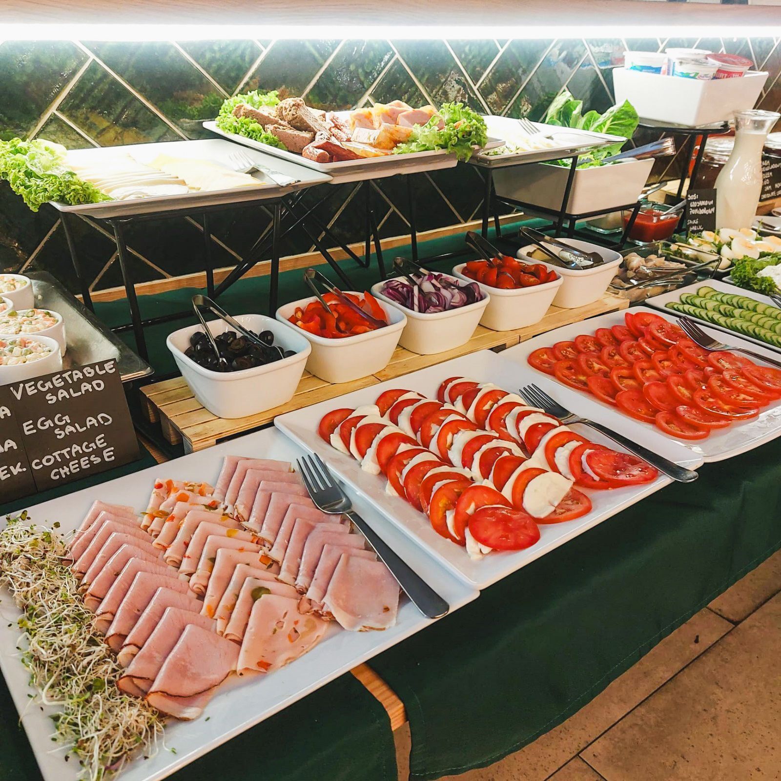 Daily buffet breakfast (PLN 49 per person)