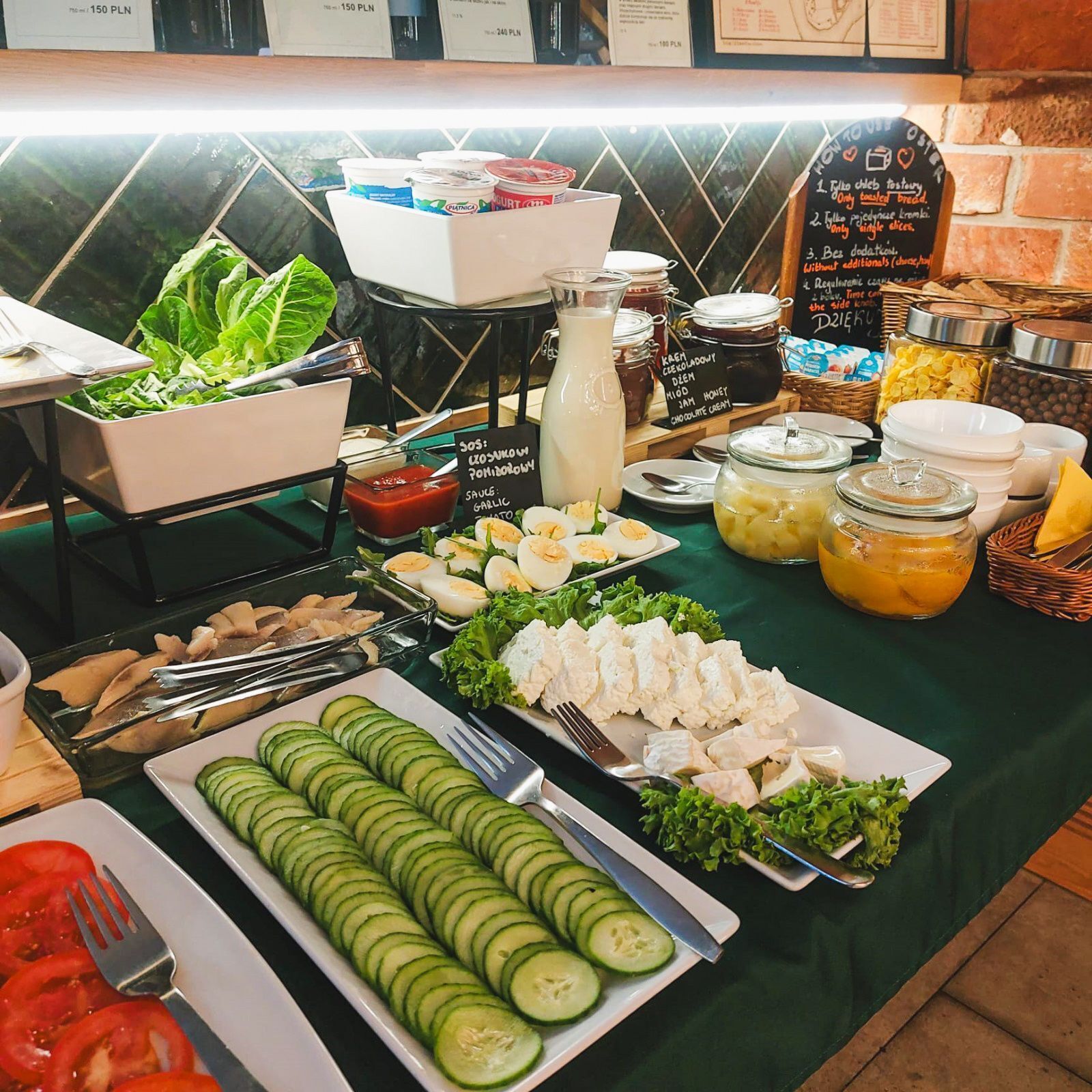 daily buffet breakfast (pln 49 per person)