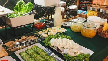 Daily buffet breakfast (PLN 49 per person)